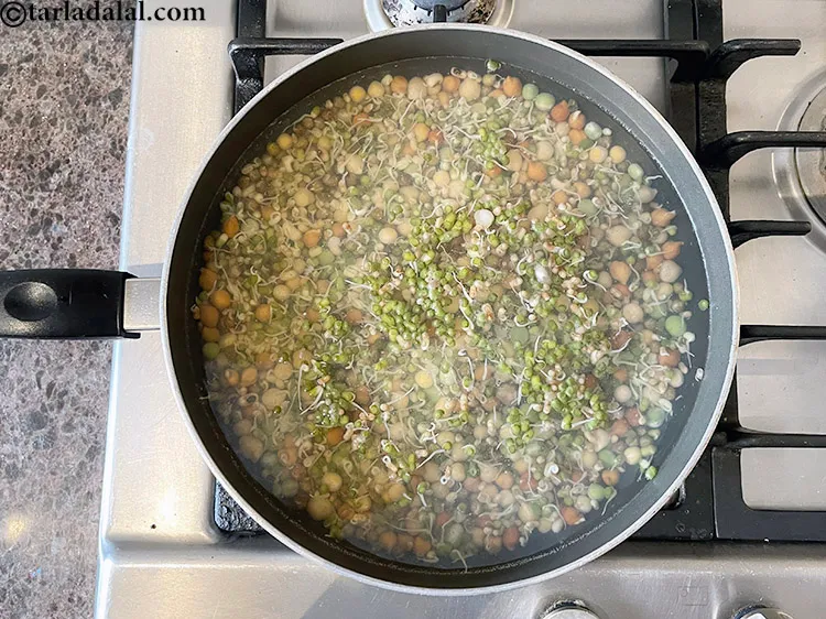 स्टेप 12 – इसे तेज आंच पर ६ से ८ मिनट तक उबलने …