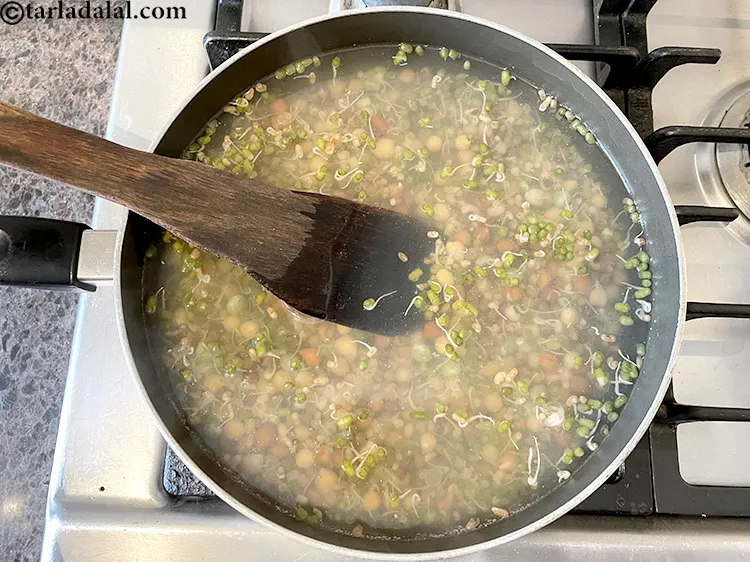 स्टेप 13 – हमारे द्वारा डाले गए नमक को मिलाने के लिए स्प्राउट्स …