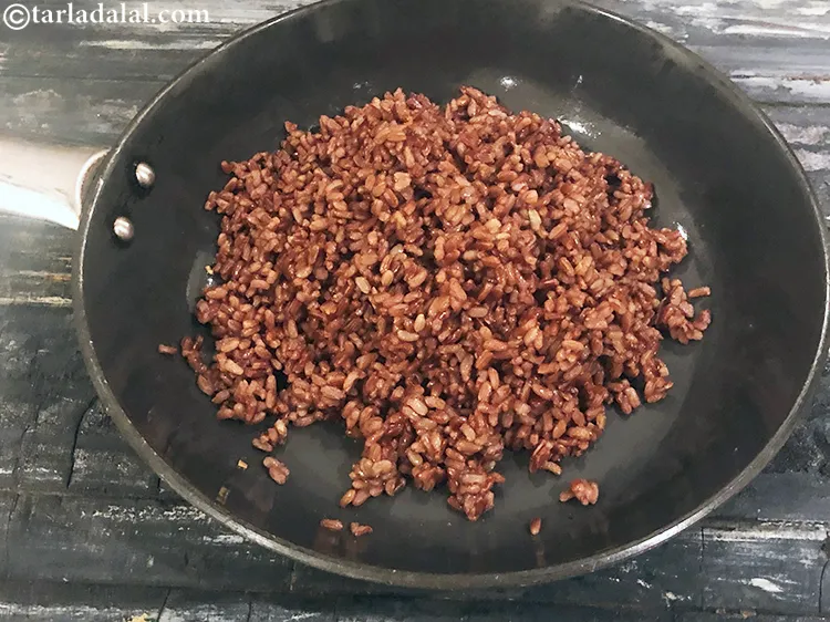 Step 11 – Add the cooked&nbsp;<strong>red rice</strong>.