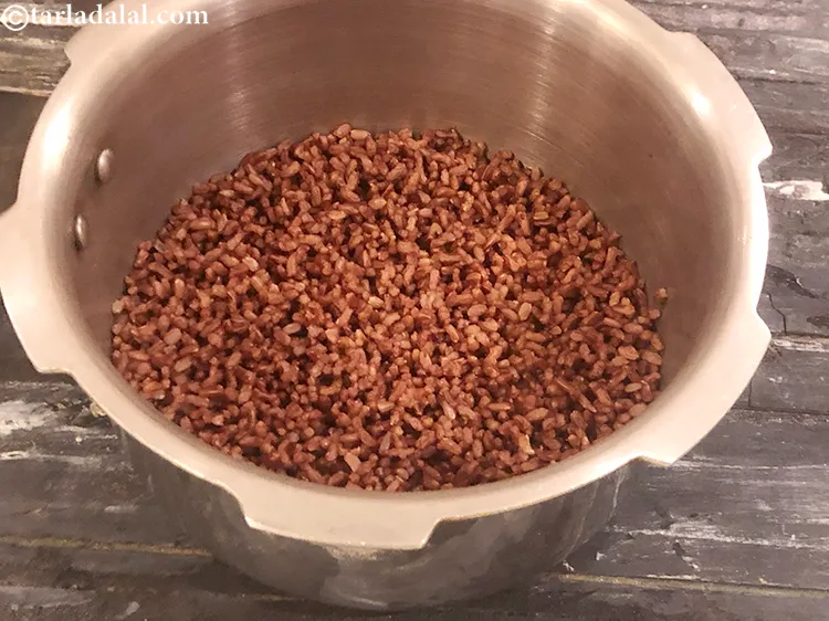Step 7 – Open the lid. This is how the cooked&nbsp;<strong>red rice</strong>&nbsp;looks.