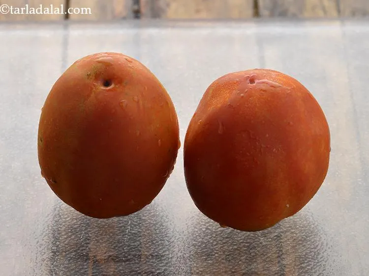 स्टेप 1 – <strong>माइक्रोवेव में टमाटर पकाने के लिए</strong>, २ बड़े टमाटरों को …