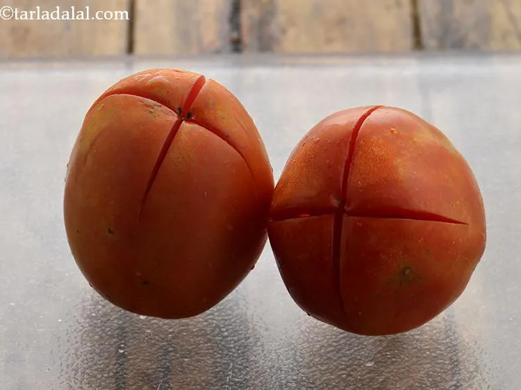 स्टेप 2 – धोये हुए टमाटर के तल पर दो हल्के क्रिस्-क्रॉस स्लिट्स …
