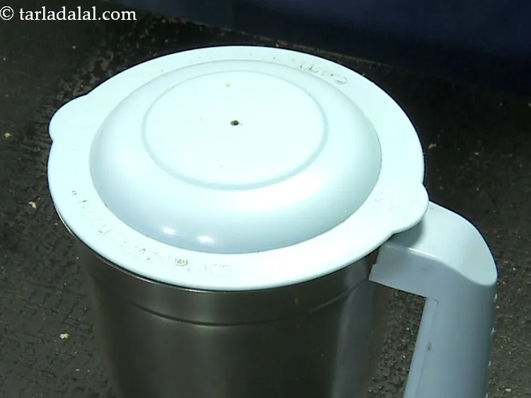 Step 6 – Cover the mixer jar with a lid.&nbsp;