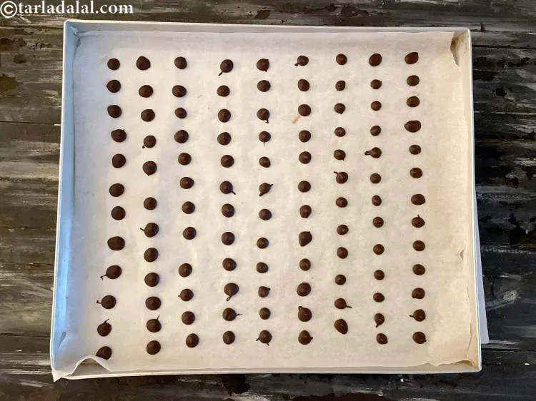 Step 17 – Now, pipe out small chocolate droplets over it at regular intervals, till all the chocolate …