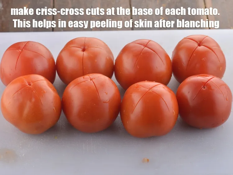 स्टेप 15 – प्रत्येक टमाटर के आधार पर आड़े-तिरछे कट बनाएं। यह ब्लैंचिंग …