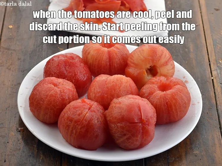 स्टेप 8 – जब टमाटर ठंडा हो जाए, छीलें और त्वचा को निकाल …