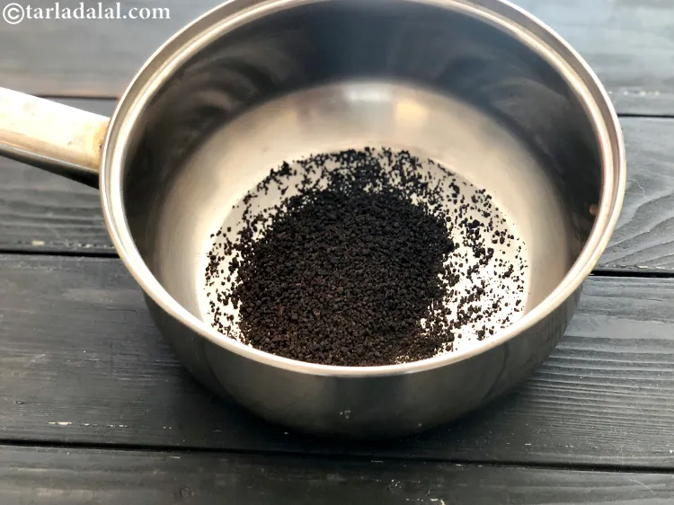 स्टेप 2 – <strong>चाय</strong> बनाने के लिए, एक नॉन-स्टिक सॉस पैन में चाय …