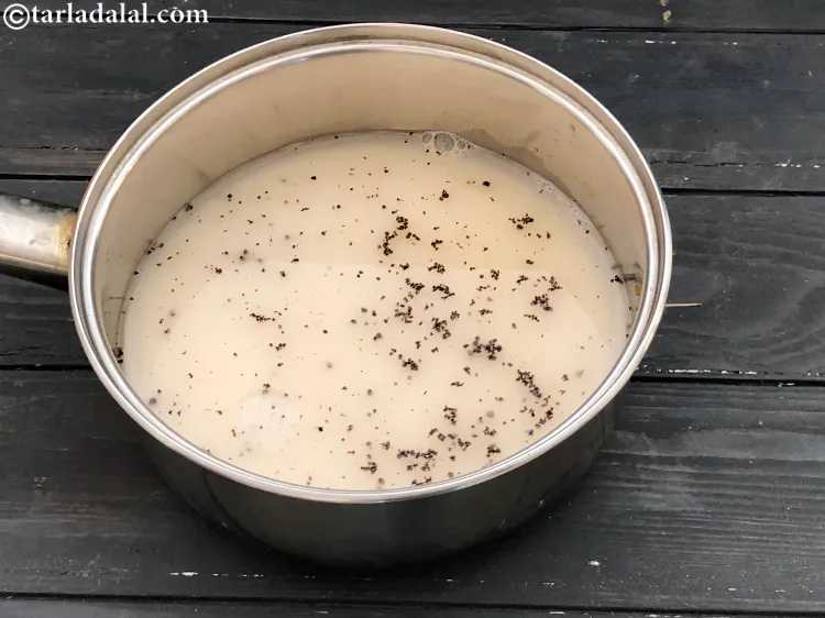 स्टेप 5 – दूध भी डालें। आप चाहें तो २ मिनिट पानी उबालने …