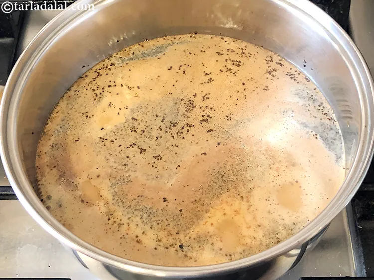 स्टेप 6 – सभी सामग्री को एक साथ मध्यम आंच पर उबाल लें।