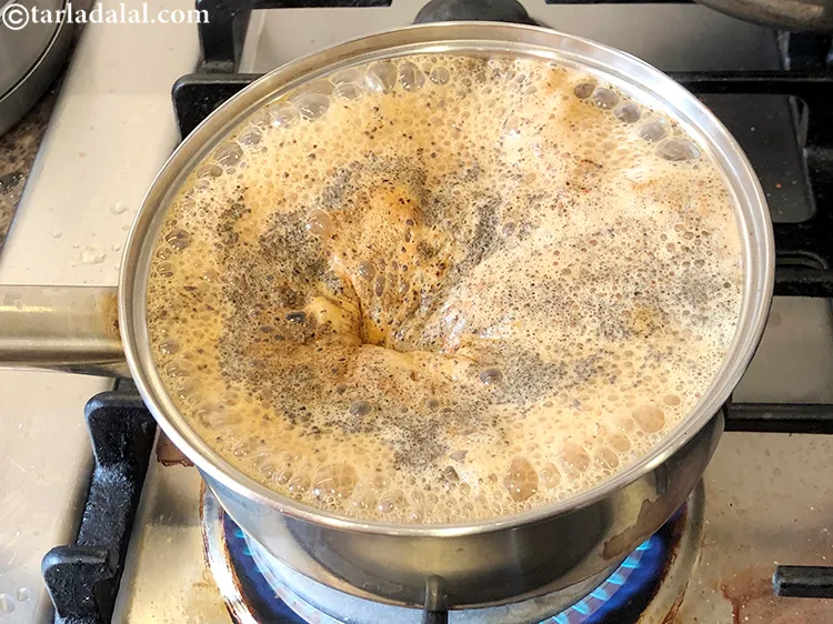 स्टेप 7 – चाय को तब तक उबालें, जब तक कि मिश्रण ऊपर …