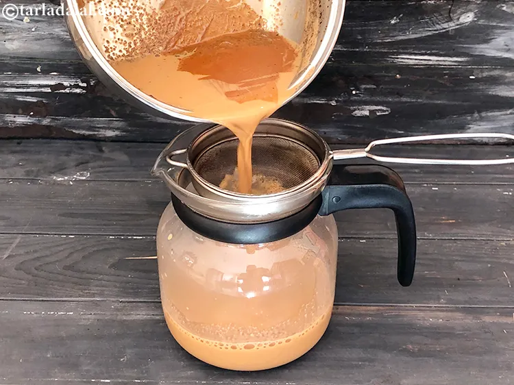 स्टेप 9 – एक छलनी का उपयोग करके तुरंत छान लें और चाय …