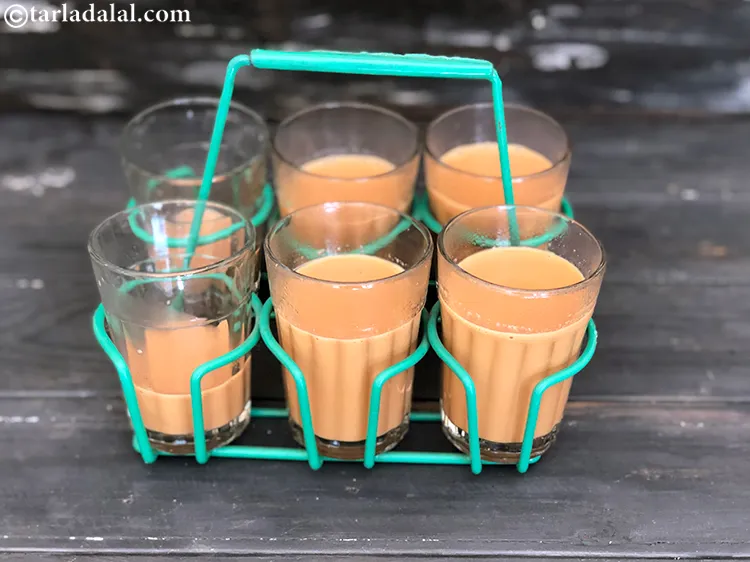 स्टेप 10 – <strong>भारतीय चाय</strong> को तुरंत परोसें।