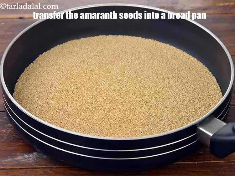 स्टेप 2 – राजगिरा के बीज को एक चौड़े नॉन-स्टिक पॅन में डालें।
