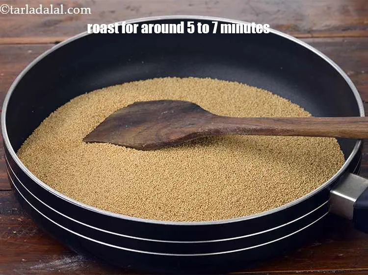 स्टेप 3 – राजगिरा के बीज को मध्यम आँच पर बीच-बीच में हिलाते …