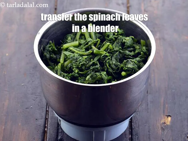 Step 8 – <meta charset="UTF-8" />Once cooled, transfer the spinach leaves in a blender to make&nbsp;<strong>spinach pur&eacute;e.&nbsp;</strong>&nbsp;