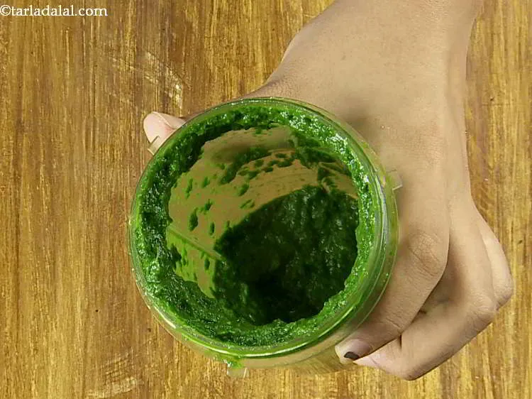 स्टेप 13 – <strong>पालक प्यूरी</strong> बनाने के लिए, एक ब्लेंडर में पत्तियों को …