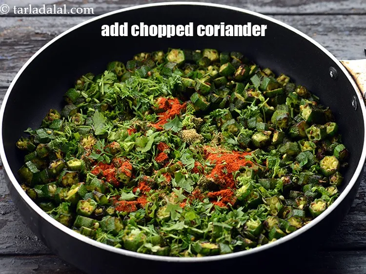 स्टेप 18 – २ टेबल-स्पून <a href=""https://www.tarladalal.com/glossary-chopped-coriander-hindi-783i"">कटा हुआ हरा धनिया</a> डालें।