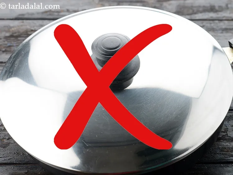 स्टेप 23 – <p>भिंडी पकाते समय पैन को ढक्कन से न ढकें क्योंकि …