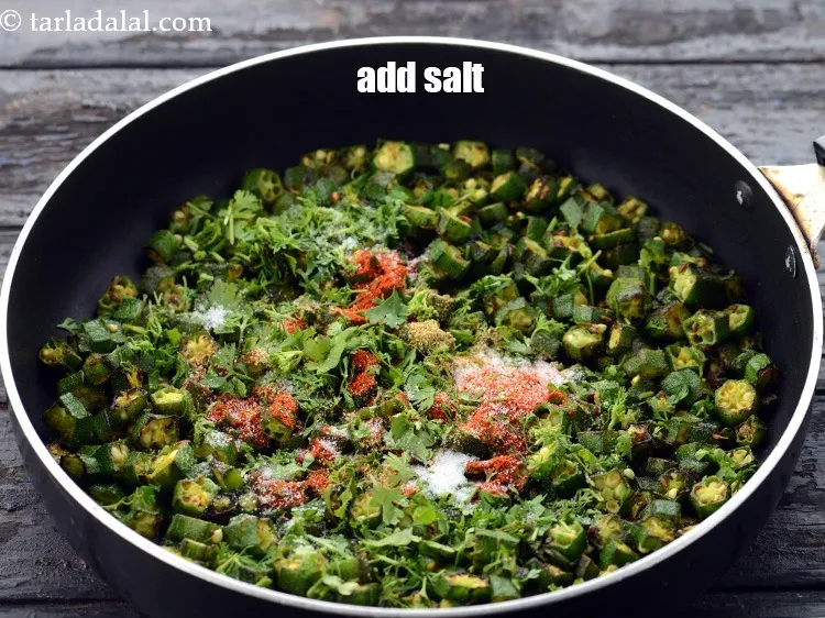 स्टेप 19 – स्वादानुसार <a href=""https://www.tarladalal.com/glossary-salt-namak-table-salt-hindi-418i"">नमक</a> डालें।