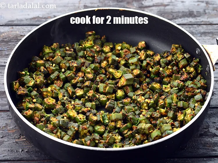 स्टेप 21 – मध्यम आंच पर २ मिनट के लिए बीच-बीच में हिलाते …