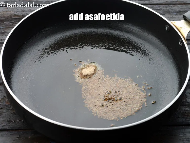 स्टेप 11 – १/४ टी-स्पून <a href=""https://www.tarladalal.com/glossary-asafoetida-hing-hindi-113i"">हींग</a> डालें।