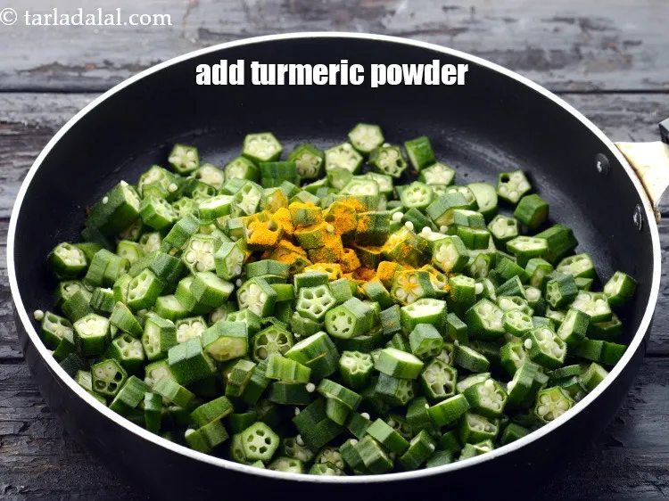 स्टेप 13 – १/४ टी-स्पून <a href=""https://www.tarladalal.com/glossary-turmeric-powder-haldi-hindi-645i"">हल्दी पाउडर</a> डालें।