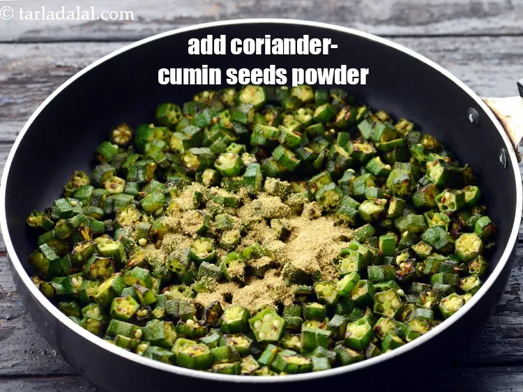 स्टेप 16 – २ टी-स्पून <a href=""https://www.tarladalal.com/glossary-coriander-cumin-seeds-powder-dhania-jeera-powder-hindi-375i"">धनिया-जीरा पाउडर</a> डालें।