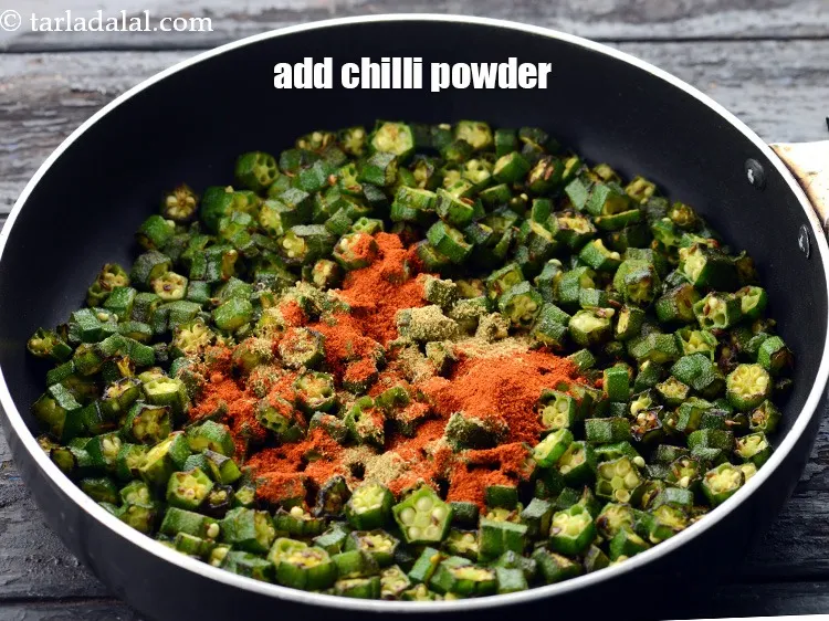 स्टेप 17 – १ टी-स्पून <a href=""https://www.tarladalal.com/glossary-chilli-powder-red-chilli-powder-hindi-339i"">मिर्च पाउडर</a> डालें।