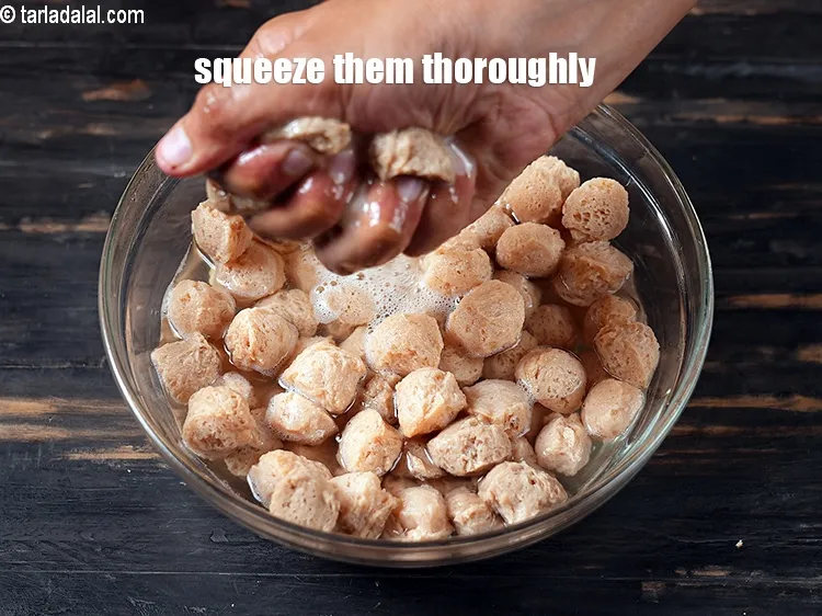 Step 7 – Squeeze the soya chunks thoroughly and keep aside.