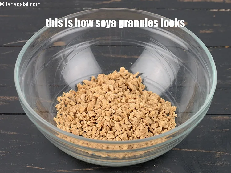 Step 4 – To make<strong> soya mutter keema</strong>, in a deep bowl add 1 cup soya granules.