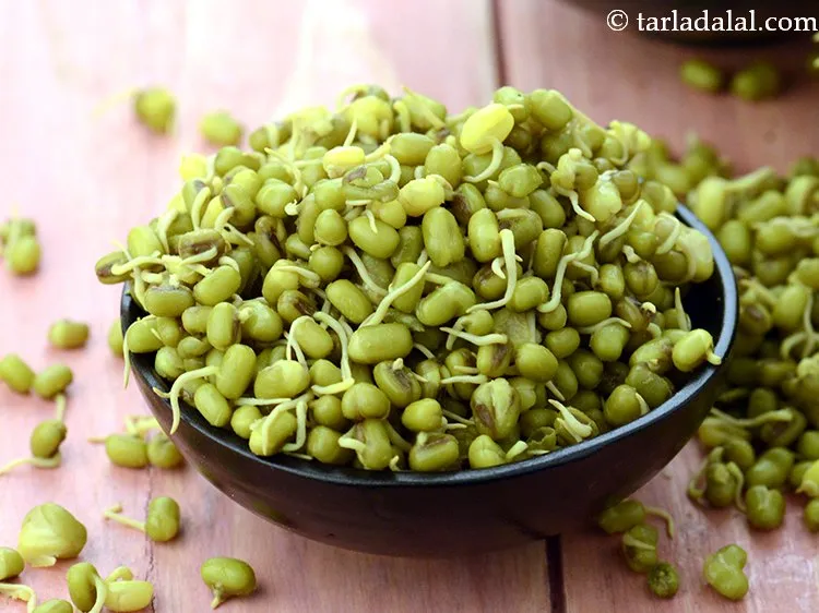 स्टेप 34 – १/२ कप उबले हुए <a href=""https://www.tarladalal.com/glossary-boiled-sprouted-moong-hindi-1666i"">अंकुरित मूंग</a> डालें।&nbsp;<a href=""http://www.tarladalal.com/recipes-using-sprouted-moong-in-hindi-988"">अंकुरित मूंग …