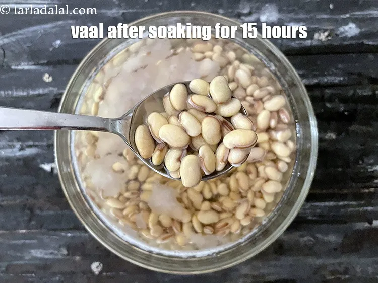 स्टेप 8 – भिगोने के बाद वाल या लीमा बीन्स इस तरह दिखते …