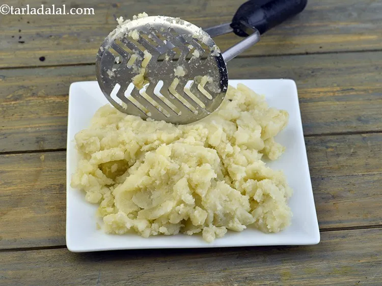 Step 2 – For the stuffing of <strong>Monaco Biscuit Sev Puri</strong>, we will be using boiled potatoes. You …