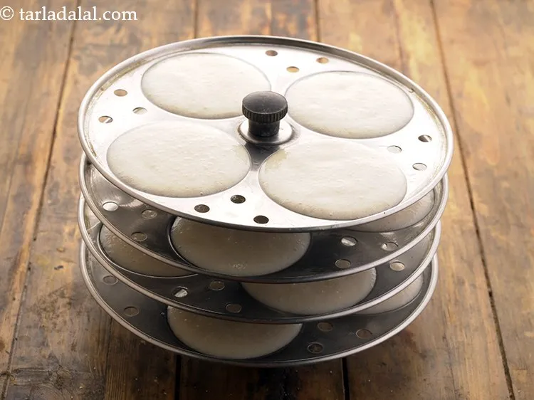 स्टेप 39 – एक बार जब आपकी सभी इडली प्लेट भर कर तैयार …