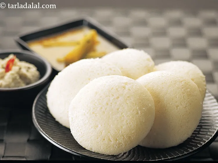 स्टेप 43 – शेष घोल के साथ दोहराकर अधिक इडली बना लें।