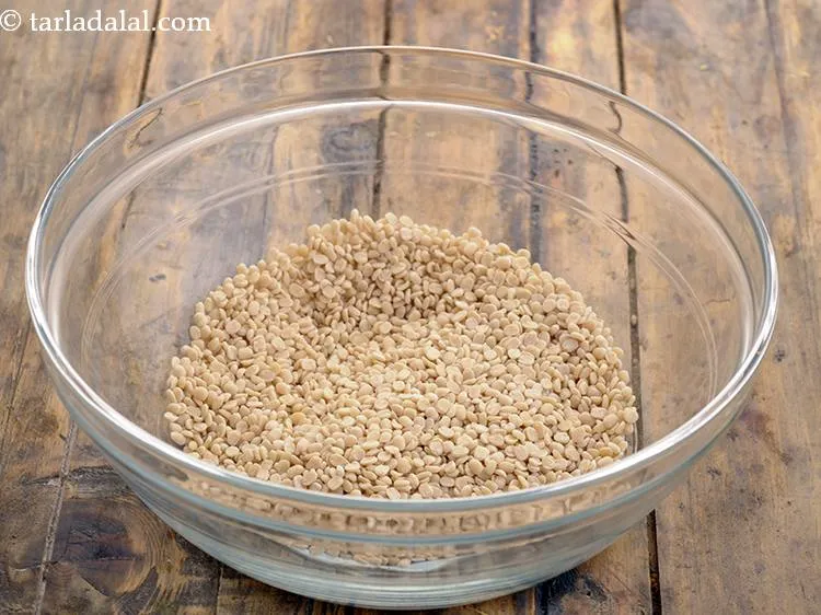 स्टेप 13 – उड़द दाल को एक बाउल में डालें। नरम इडली पाने …