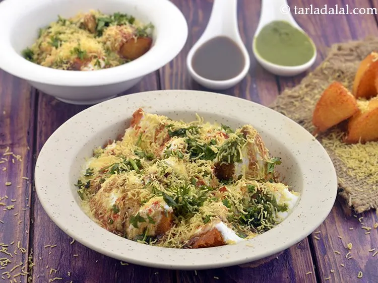 Step 16 – Serve the<strong>&nbsp;</strong><span style="font-size: 12pt; font-family: Cambria;">&nbsp;<b>idli chaat recipe | South Indian idli chaat | &nbsp;</b></span>immediately.