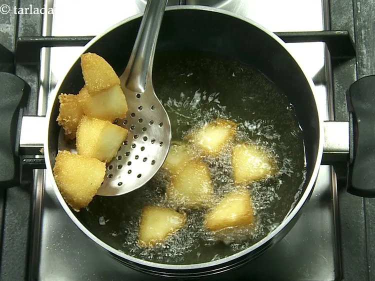 Step 4 – Deep-fry a few idli pieces on a medium flame till they turn crispy and golden …