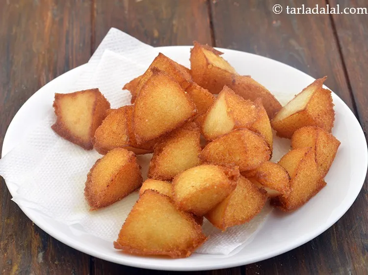 Step 5 – Drain the fried idli pieces on an absorbent paper