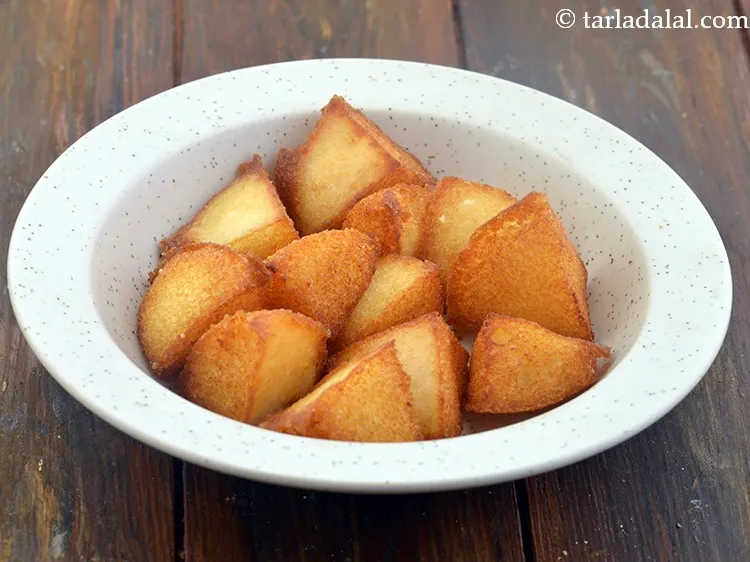 Step 6 – Place half the deep-fried idli pieces in a serving plate.