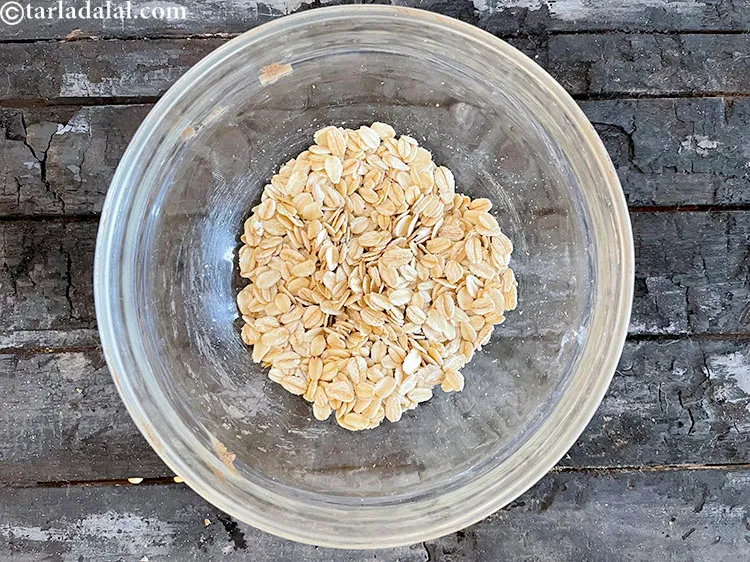 Step 8 – Leave half the oats (1/4 cup) unblended. Add it in a glass bowl.&nbsp;
