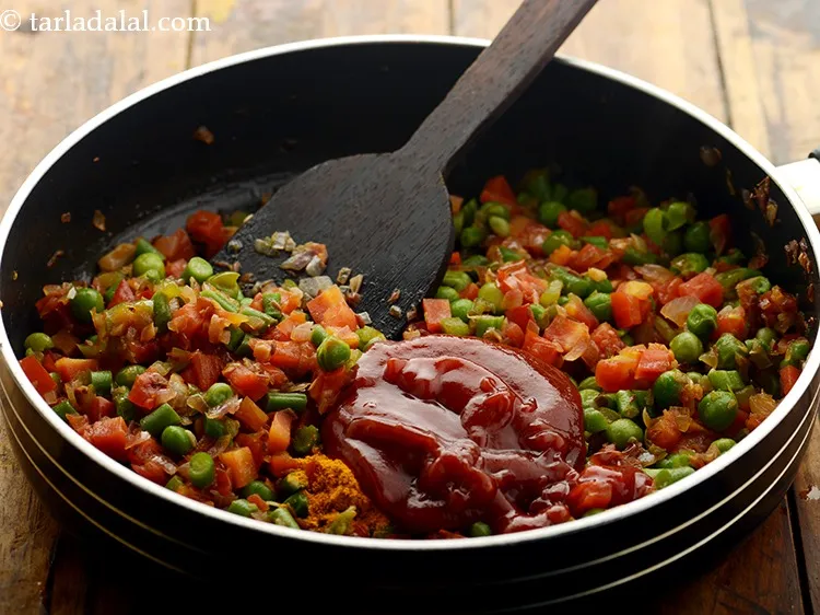Step 17 – Add tomato ketchup, it gives a nice tang to the pasta.
