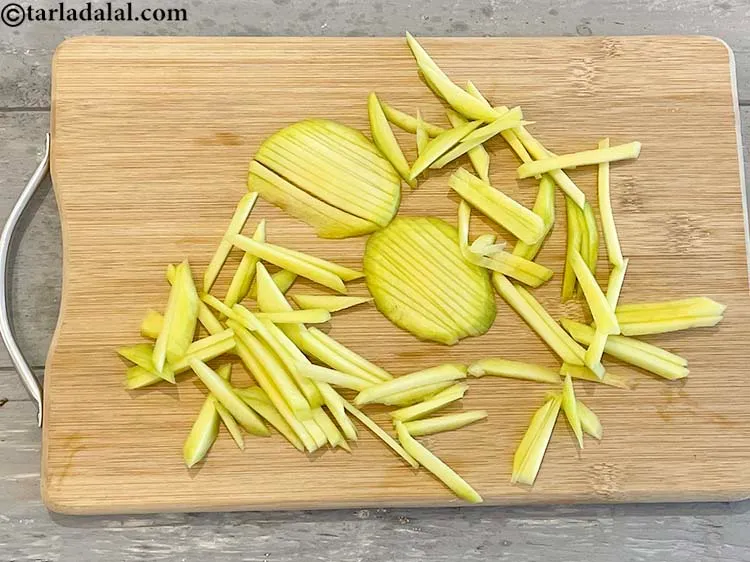 स्टेप 5 – कच्चे आम को पतली स्ट्रिप्स में काट लें।