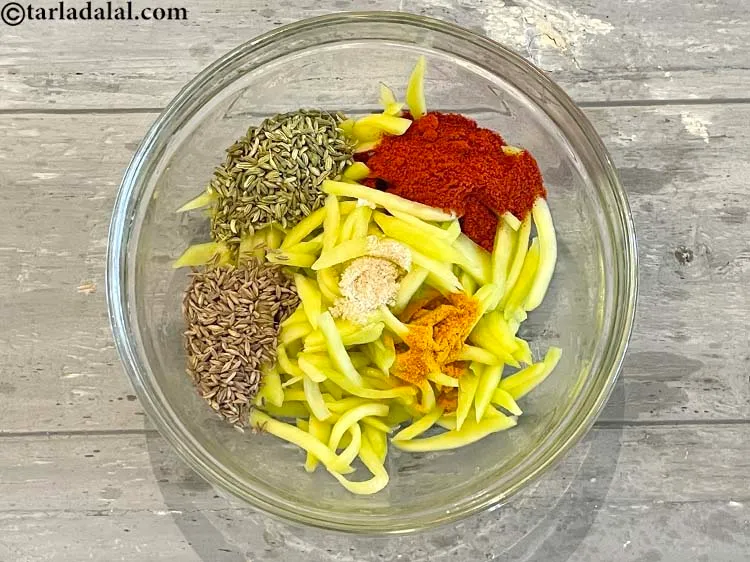 स्टेप 16 – २ टेबल-स्पून भुनी हुई <a href=""https://www.tarladalal.com/glossary-fennel-seeds-saunf-sauf-hindi-410i"" target=""_blank""><strong>सौंफ</strong></a> डालें।