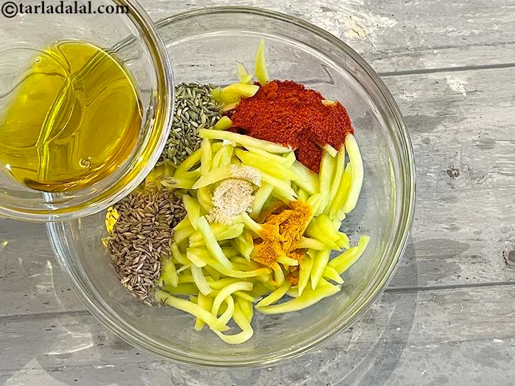 स्टेप 17 – ३ टेबल-स्पून <a href=""https://www.tarladalal.com/glossary-mustard-oil-rai-ka-tel-sarson-ka-tel-hindi-942i"" target=""_blank""><strong>सरसों का तेल</strong></a> डालें।