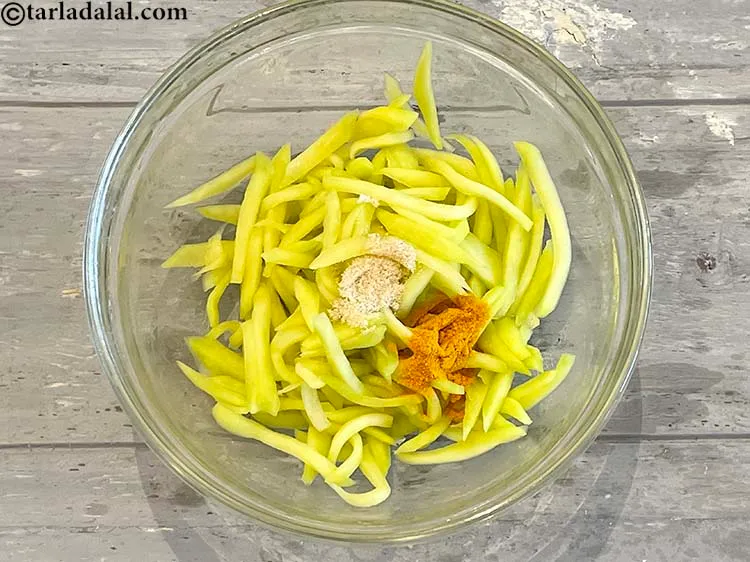 स्टेप 13 – १ टीस्पून <a href=""https://www.tarladalal.com/glossary-turmeric-powder-haldi-hindi-645i"" target=""_blank"">हल्दी पाउडर</a> डालें।