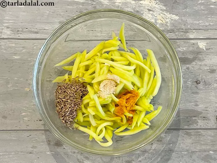 स्टेप 14 – २ टेबल-स्पून भुना हुआ <a href=""https://www.tarladalal.com/glossary-cumin-seeds-jeera-zeera-hindi-381i"" target=""_blank""><strong>ज़ीरा</strong></a> डालें।