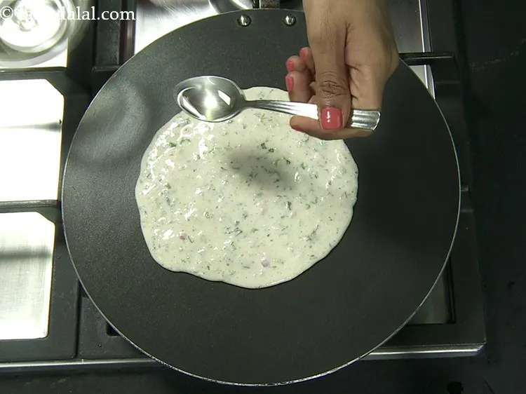 स्टेप 20 – किनारों पर और डोसे पर थोड़ा सा तेल डालें। <strong>झटपट …