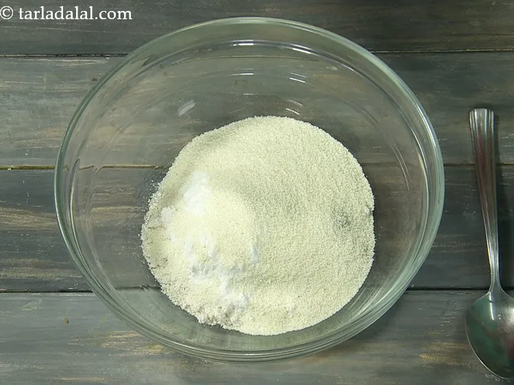 स्टेप 8 – सूजी डालें।