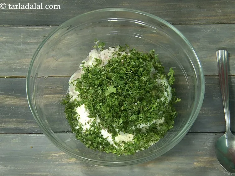 स्टेप 12 – बारीक कटा हरा धनिया डालें।